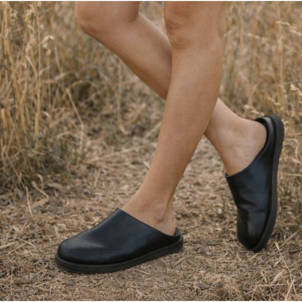 Wishin' Black Leather Clogs Size 10 Slide On Minimalist